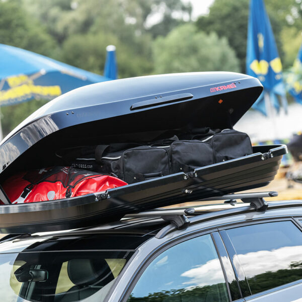 Mit Gepäck gefüllte Dachbox