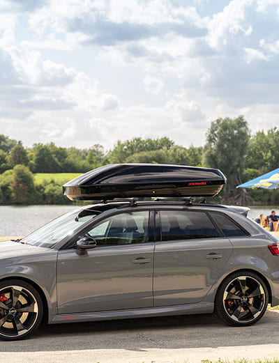 Ausflug mit Auto und Dachbox an den Strand Ausflug mit Auto und Dachbox an den Strand